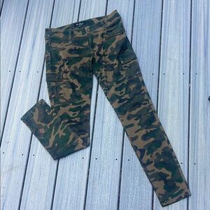 Guess size 28 Mid Rise Green Camouflage Skinny Jeans